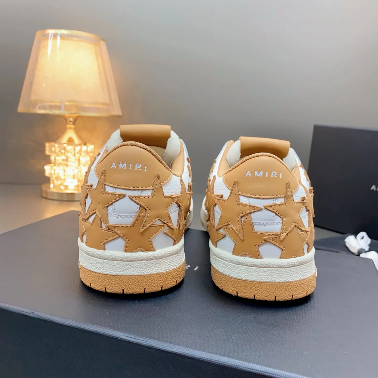 p620🐮🐮AMIRI 💧🌳Couple model💎 The latest The Pacific series Couple model Bone Star Casual sneakers Skateboard shoes ✔️ AMIRI's Pacific shoes are a sneaker that combines luxury and street style. Many celebrities and Internet celebrities have the same style. Its design and workmanship are very elegant. Made of high-grade cow leather, soft to the touch and highly durable 💘💍Fabric: Original customized imported first-layer cowhide 💘💍Inner lining: Original customized breathable mesh lining 💘💍Feet: Original injection molded one-piece, comfortable and wear-resistant without tiring the feet 💘💍Outsole: Original 1:1 molded three-color sole Original outsole 💘💍Sole thickness: 3CM 💘💍Size: Female 35-40 Male 39-46 💘💍price; top version 💦Special remarks Remark: (Female size 34 40. Men’s size 38 45 46 is customized and cannot be returned or exchanged) Please note when placing an order! Thank you🤝🤝